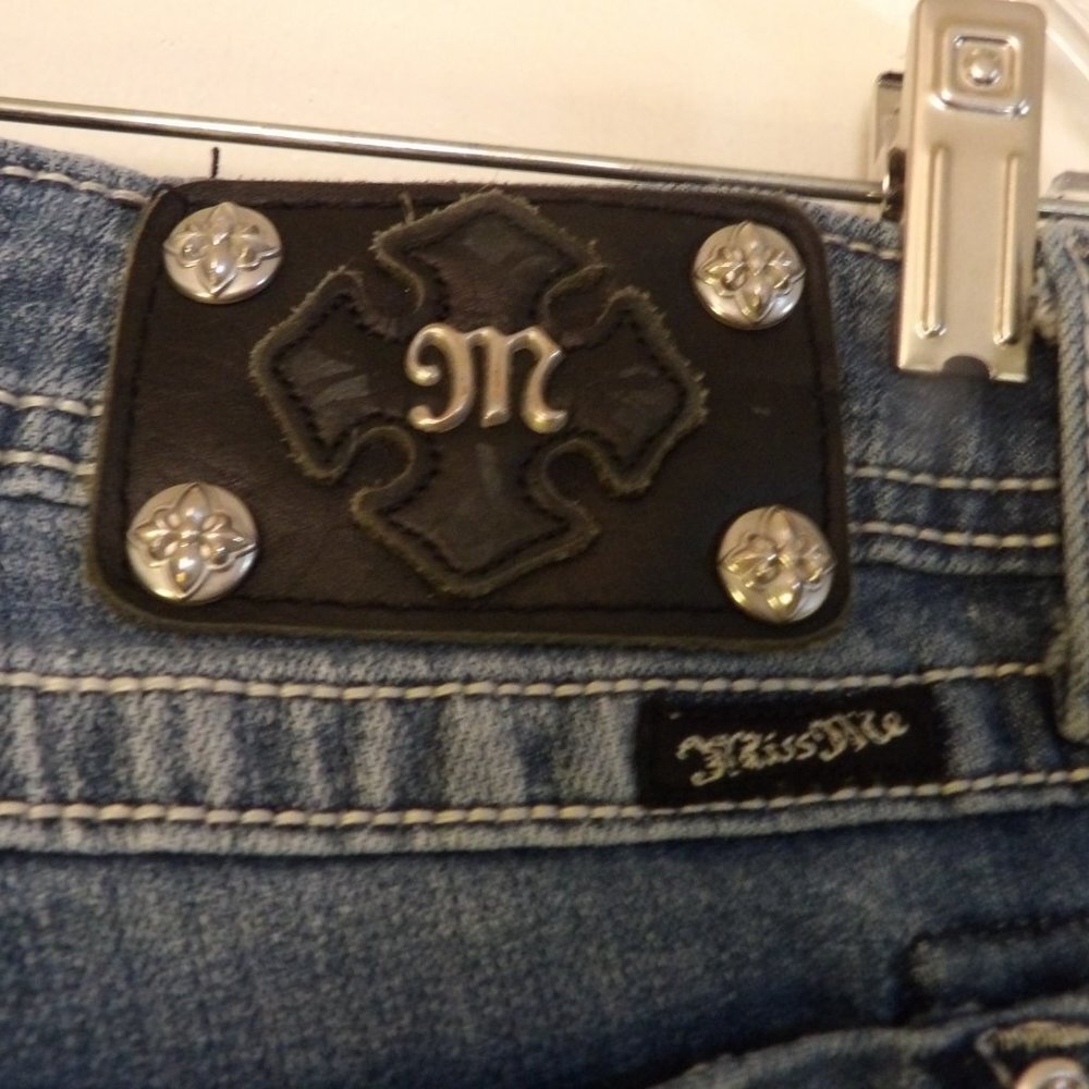 Miss Me Leather & Stud Embellished Back Pockets JPS395P2  Capri Jeans Sz 30 - Picture 3 of 9